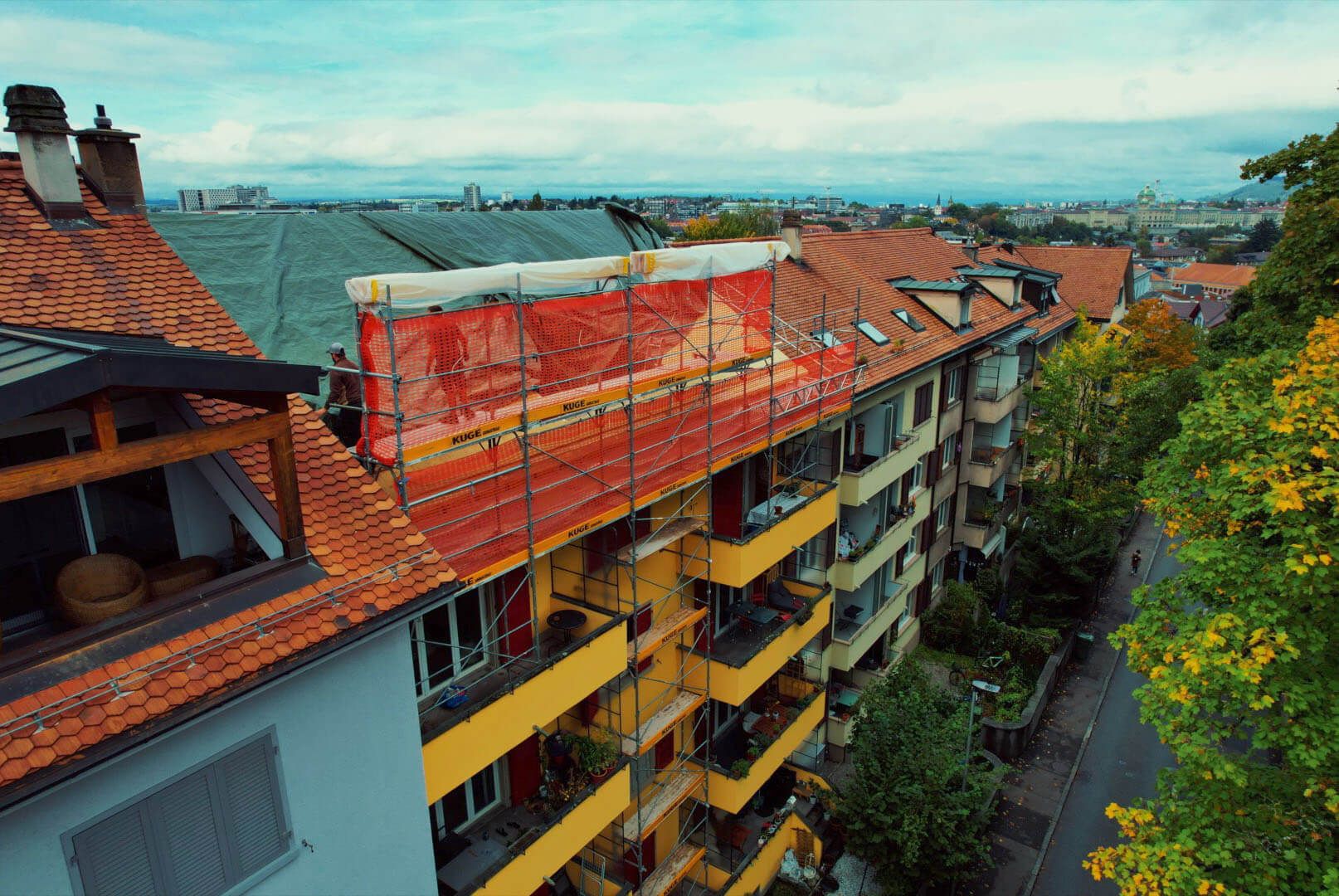Gerüstbau an einem Hanggrundstück in der Region Zürich – Foto: KUGE Bau AG