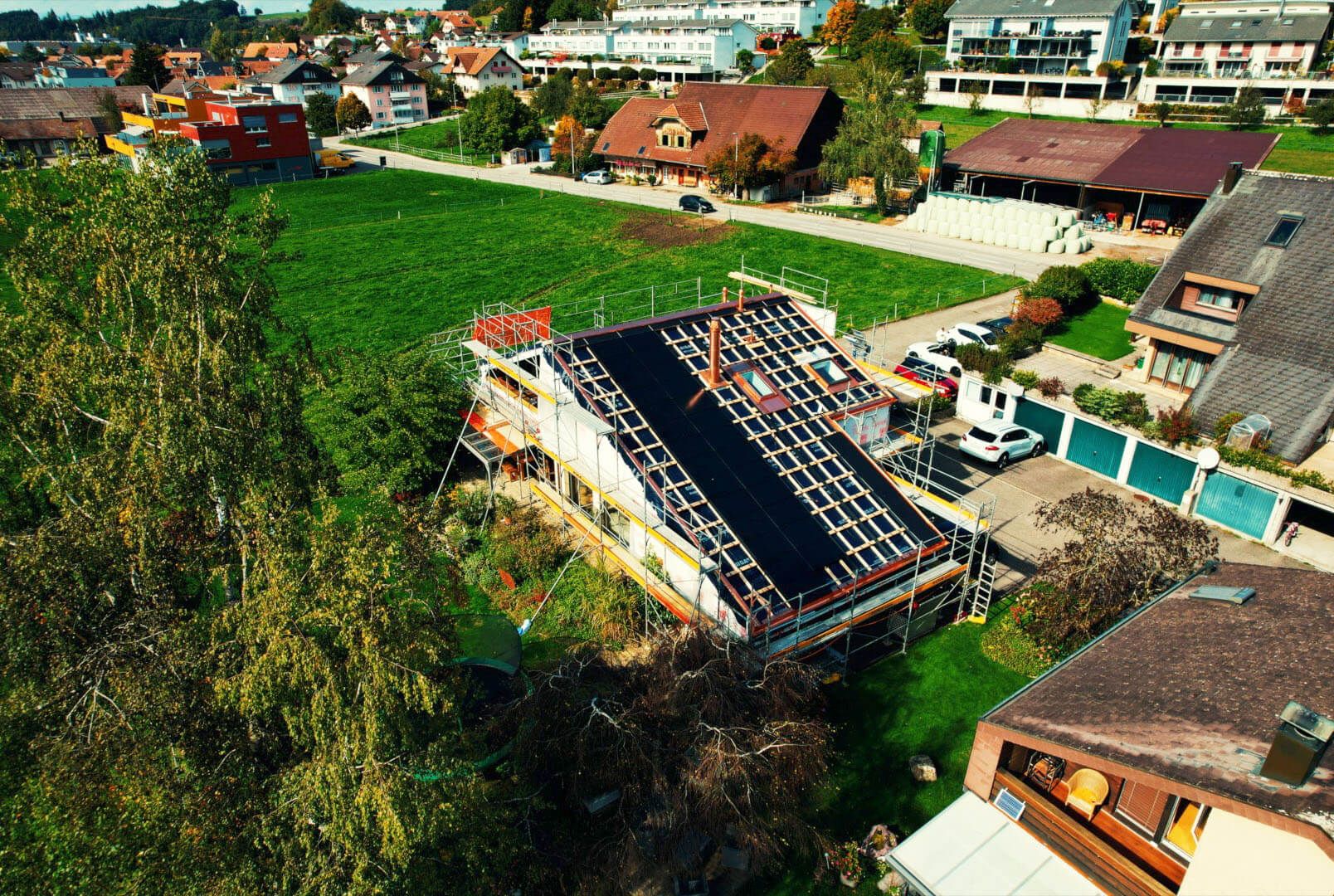Solargerüst an einem Einfamilienhaus in der Region Zürich – Foto: KUGE Bau AG