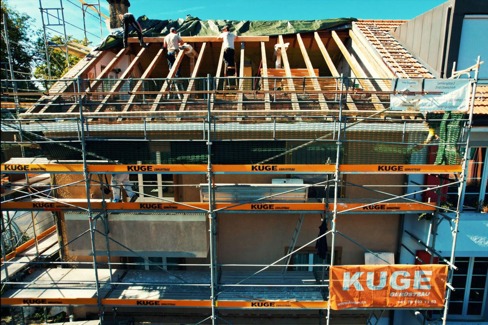 Gerüst mieten Zürich – Mietgerüst über drei Geschosse an einem Wohnhaus in der Region Zürich – Foto: KUGE Bau AG