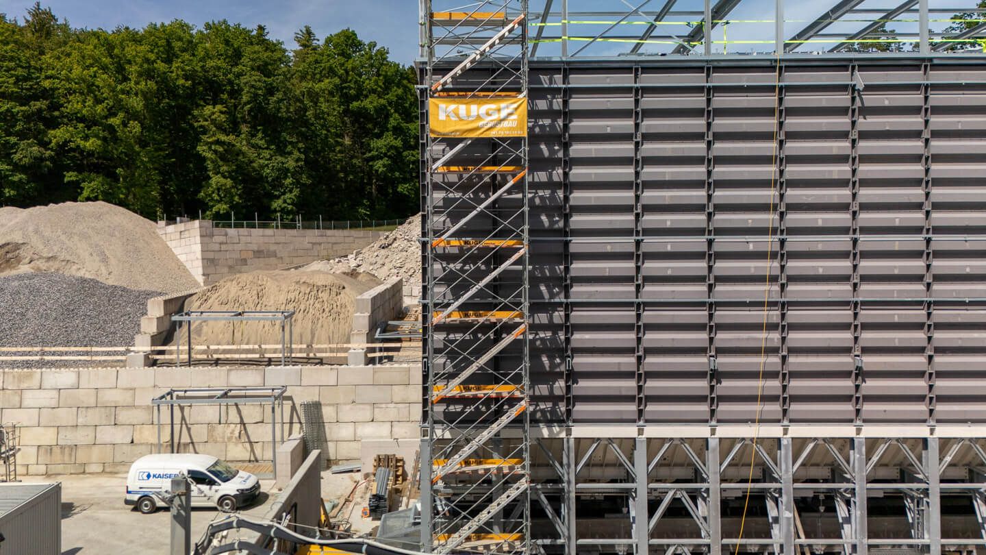 Gerüst mit Treppenturm an einem Zweckbau in der Region Zürich – Foto: KUGE Bau AG