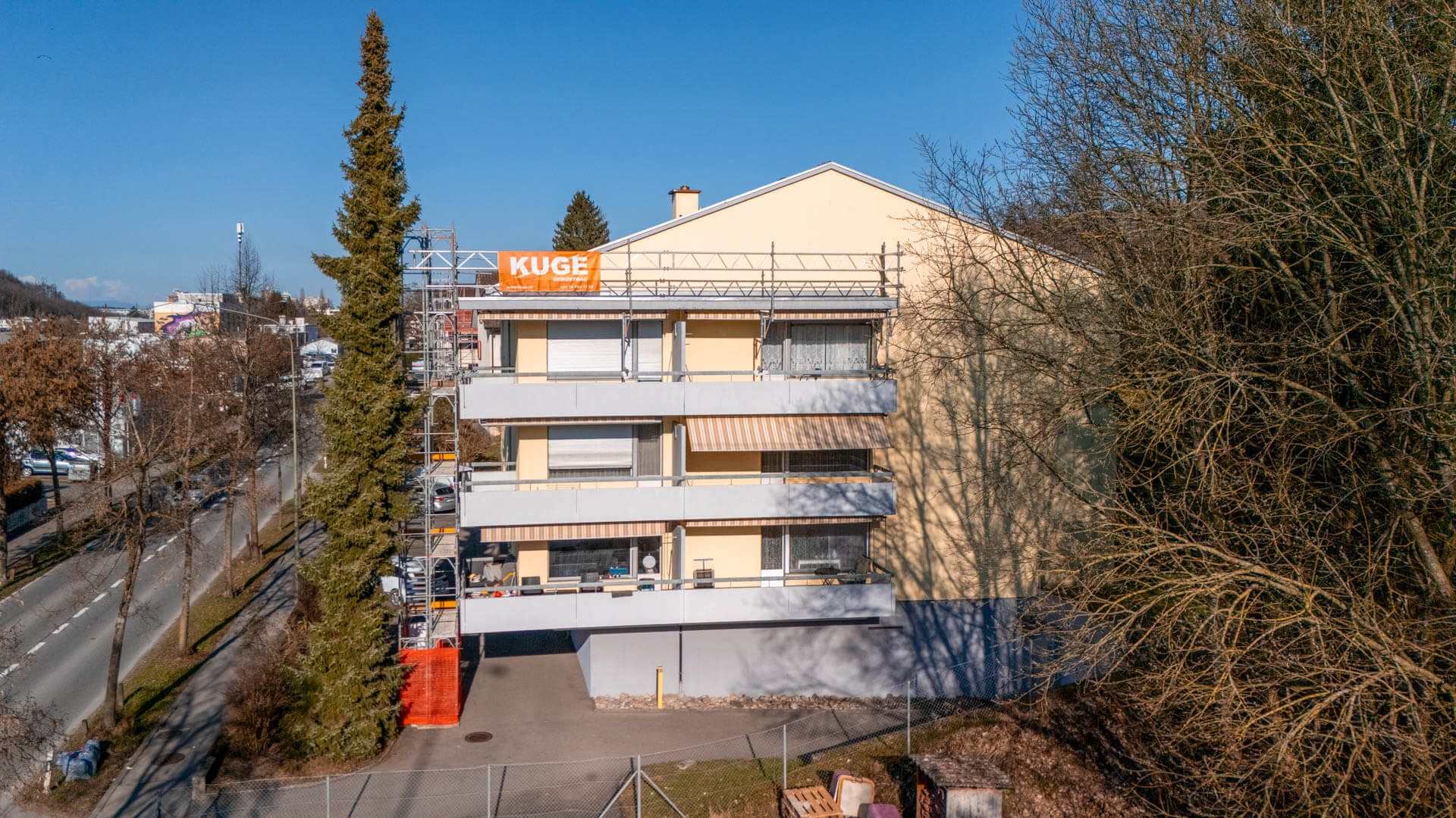 Fassadengerüst an einem Mehrfamilienhaus in der Region Zürich – Foto: KUGE Bau AG