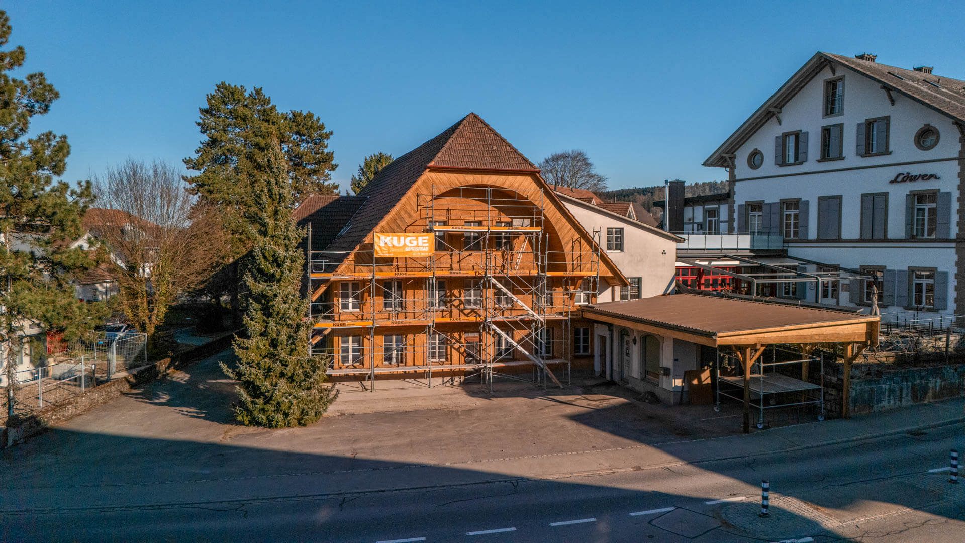 Gerüstbau in Zürich – Fassadengerüst an einem Gebäude in der Region Zürich. Foto: KUGE Bau AG