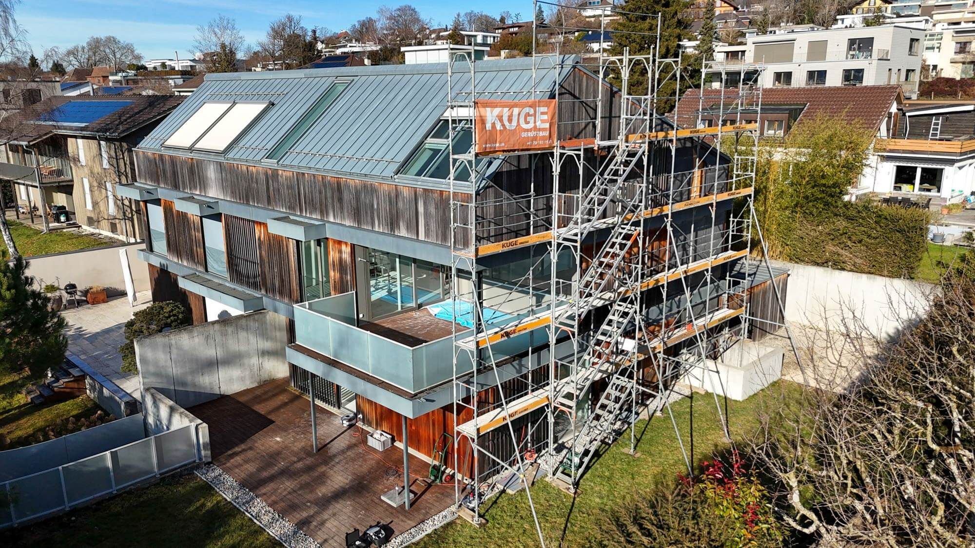 Fassadengerüst an einem Mehrfamilienhaus in der Region Zürich – Foto: KUGE Bau AG