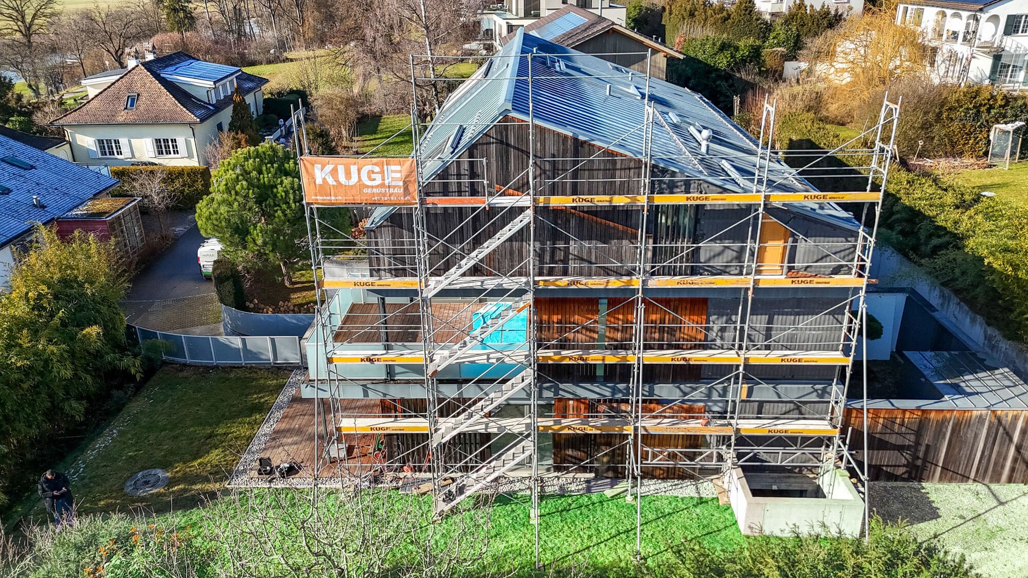 Gerüstbau an einer Fassade in der Region Zürich – Foto: KUGE Bau AG