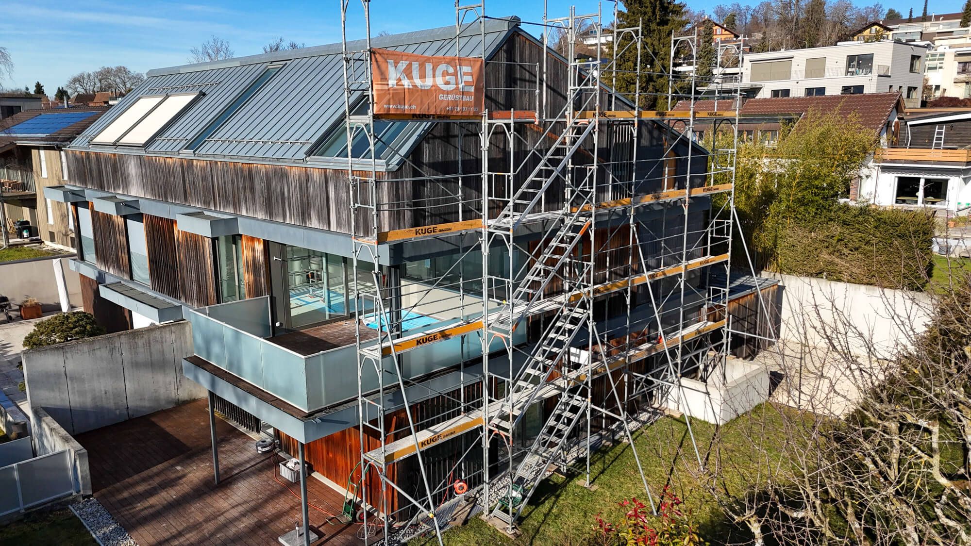 Gerüstbau Zürich – Fassadengerüst auf einer Baustelle in der Stadt Zürich. Foto: KUGE Bau AG
