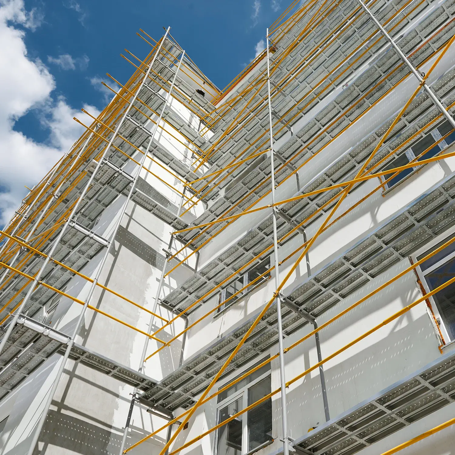 Spezialgerüst-Montage für ein Industrieprojekt in der Region Zürich – Foto: KUGE Bau AG